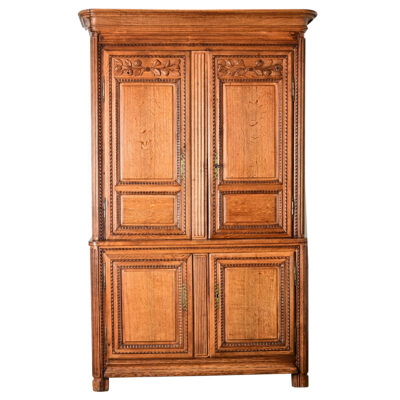 French 18th Century Carved Oak Buffet à Deux Corps